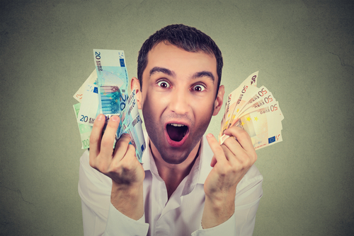 homme liasses billets en mains