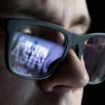joueur en ligne avec lunettes de soleil